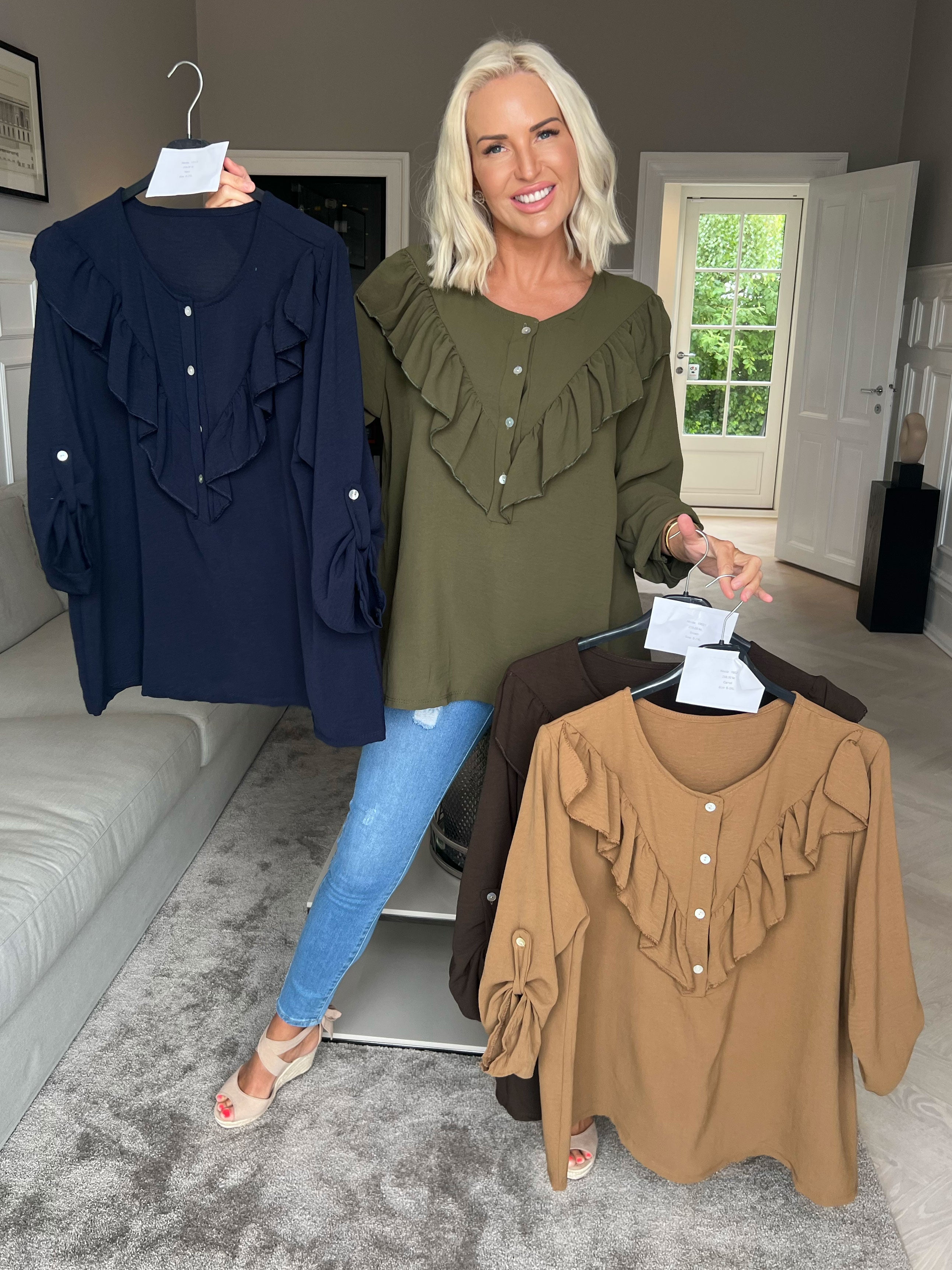 Nicola - Sød bluse med flæser og knapper